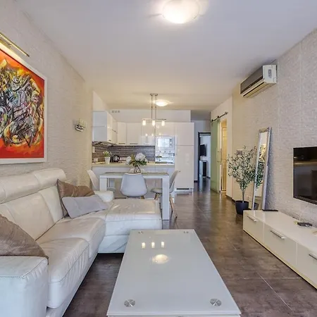 Stylish 2bedroom Penthouse In St Julians 501 דירה *